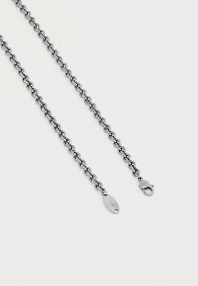 Černý kovový řetěz se vzájemně propojenými oválnými články, s karabinkou ve tvaru humřího pazoura a malou visačkou s logem. Hladká textura, minimalistický design.