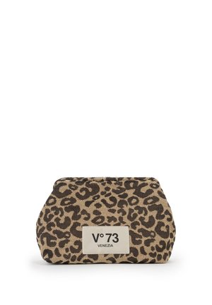 Piccola pochette beige e marrone con stampa leopardata, con un'etichetta rettangolare bianca che mostra "V°73 VENEZIA" al centro frontale.