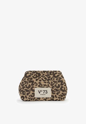 Piccola pochette beige e marrone con stampa leopardata, con un'etichetta rettangolare bianca che mostra "V°73 VENEZIA" al centro frontale.