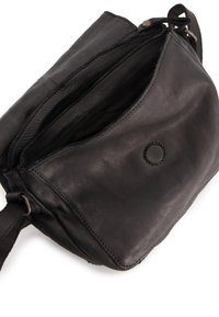 Czarna skórzana torba typu crossbody o gładkiej fakturze, z zamknięciem na zamek błyskawiczny i akcentem z zatrzaskiem. Wewnątrz znajduje się wiele kieszeni.