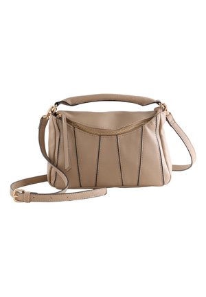 Beige læderhåndtaske med buet frontlynlås, lodrette syninger, kort håndtag og justerbar lang skulderrem med guldfarvet hardware.