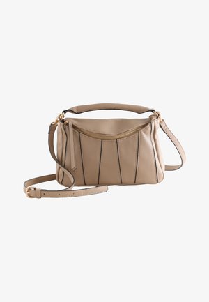 Beige Lederhandtasche mit gebogenem vorderem Reißverschluss, vertikaler Naht, kurzem Griff und verstellbarem langem Schulterriemen mit goldfarbenem Beschlag.