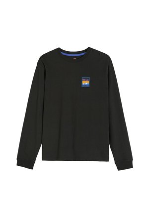 Czarna koszulka z długim rękawem wykonana z bawełny, z okrągłym dekoltem. Posiada niebieską i pomarańczową naszywkę graficzną z logo na klatce piersiowej.