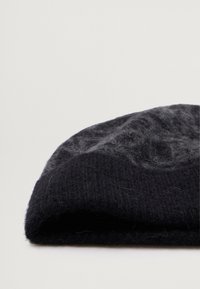 Berretto lavorato a maglia in grigio scuro e nero, caratterizzato da una finitura testurizzata con bordo ripiegato e un tessuto morbido e peloso per il calore.