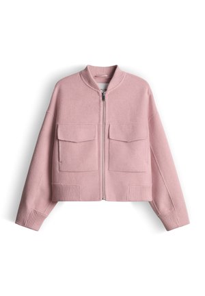 Veste courte rose en tissu doux, avec un col côtelé, des manches longues, deux poches à rabat à l'avant et une fermeture éclair centrale.