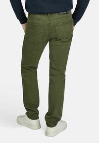Jean en coton extensible vert olive avec une coupe droite, comportant des poches arrière, des détails de coutures subtils et une ceinture avec logo.