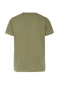 Camiseta de manga corta en verde oliva con cuello redondo, que presenta sutiles detalles de costura en las mangas y el dobladillo.