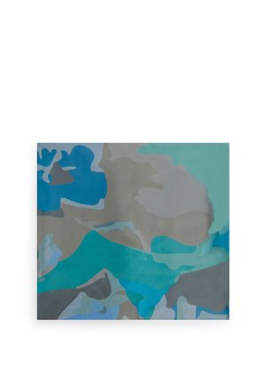 Motivo mimetico astratto con forme irregolari in tonalità di blu, grigio e verde acqua su una tela rettangolare.