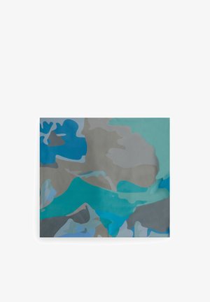 Motivo mimetico astratto con forme irregolari in tonalità di blu, grigio e verde acqua su una tela rettangolare.