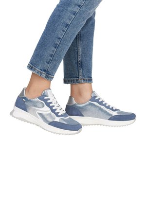 Blaue Sportschuhe mit einer Kombination aus glatten und strukturierten Materialien, ausgestattet mit weißen Schnürsenkeln, silbernen Akzenten und einer kontrastierenden weißen Sohle.