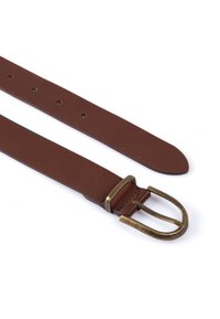 Ceinture en cuir brun avec une finition texturée, dotée d'une boucle en laiton et de plusieurs trous pour les réglages de taille. Bords lisses et extrémité effilée.