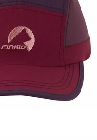 Cappello bordeaux con un pannello viola scuro e dettagli cuciti. Presenta un logo ricamato circolare con la silhouette di un gatto e "Finkid" sotto.