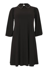 Schwarzes Kleid mit kurzen, gepufften Ärmeln, einem abgerundeten Kragen verziert mit metallischen Nieten und Seitentaschen. Fließender Stoff und A-Linien-Form.