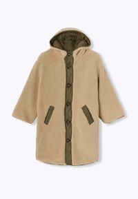 Manteau en polaire beige avec un devant en olive vert matelassé et une capuche. Comprend des boutons-pression et des poches latérales avec des accents de tissu contrastants.