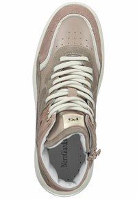 Zapatilla alta en cuero y gamuza beige claro. Presenta cordones blancos, caja de puntera perforada y un acento dorado en el talón. Suela neutra.