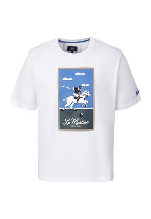 Valkoinen T-paita, jossa grafiikka polopelaajasta hevosella, joka heiluttaa mailaa palloa kohti, merkitty "La Martina Polo Club."