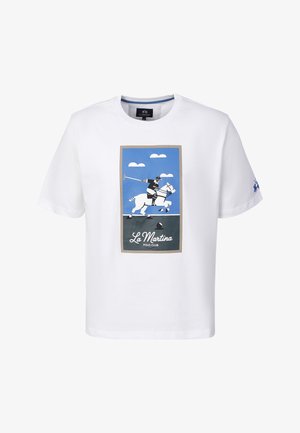Biała koszulka z grafiką gracza polo na koniu, uderzającego kiję w piłkę, oznaczona napisem „La Martina Polo Club.”