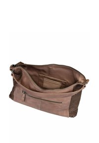 Borsa a tracolla in pelle marrone con un lato in rete testurizzata, chiusura con zip e tasca interna. L'interno è foderato in modo liscio, in perfetta armonia con il design.