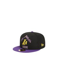 Zwarte pet met een paarse rand, met gele geborduurde tekst die "LOS ANGELES LAKERS" op de voorkant leest. New Era-logo aan de zijkant.