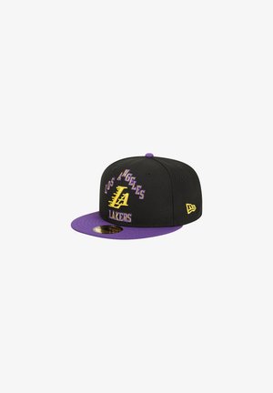 Zwarte pet met een paarse rand, met gele geborduurde tekst die "LOS ANGELES LAKERS" op de voorkant leest. New Era-logo aan de zijkant.