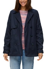 Marineblaue, doppelt verbreiterte Jacke mit einem Reverskragen, Knopfdetails und einer lockeren Passform. Hergestellt aus glattem, langlebigem Stoff.