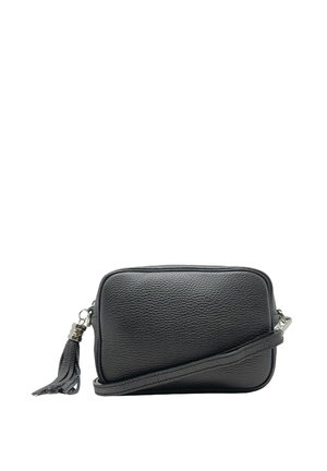 Borsa a tracolla nera in pelle, forma rettangolare, superficie testurizzata, chiusura con zip, presenta un accento con nappina e una tracolla regolabile.