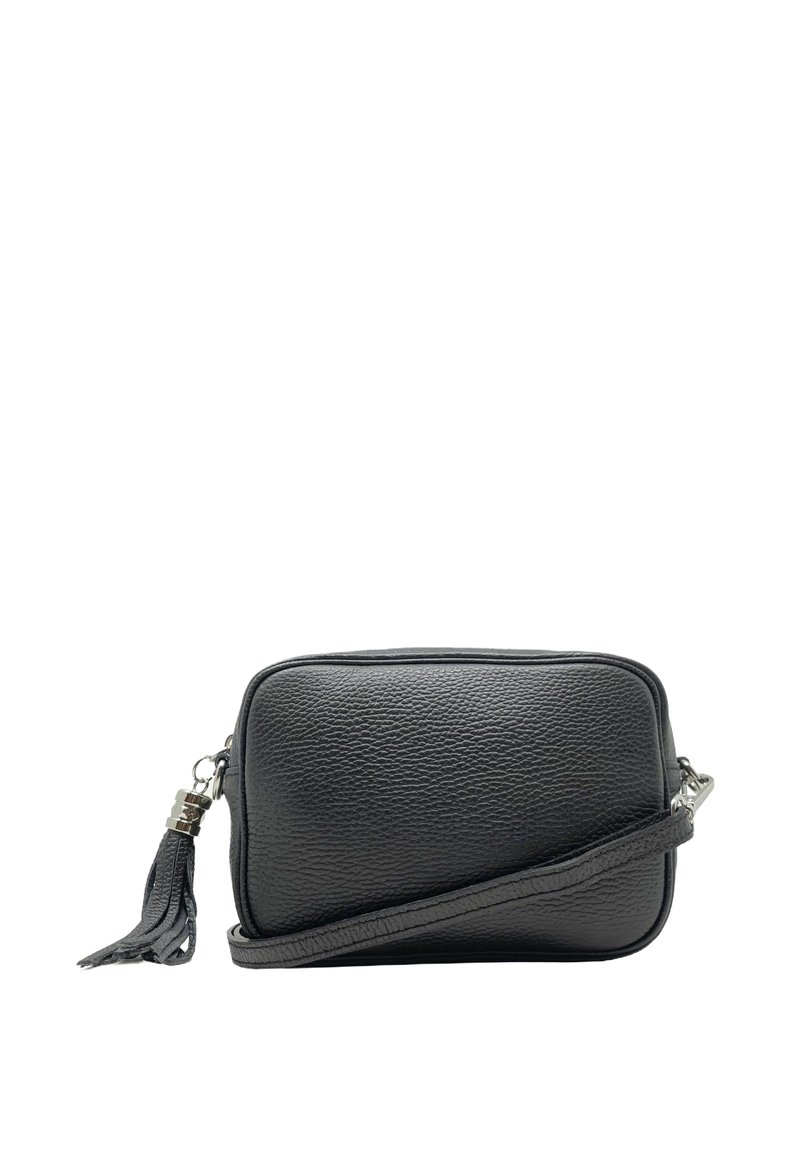Borsa a tracolla nera in pelle, forma rettangolare, superficie testurizzata, chiusura con zip, presenta un accento con nappina e una tracolla regolabile.