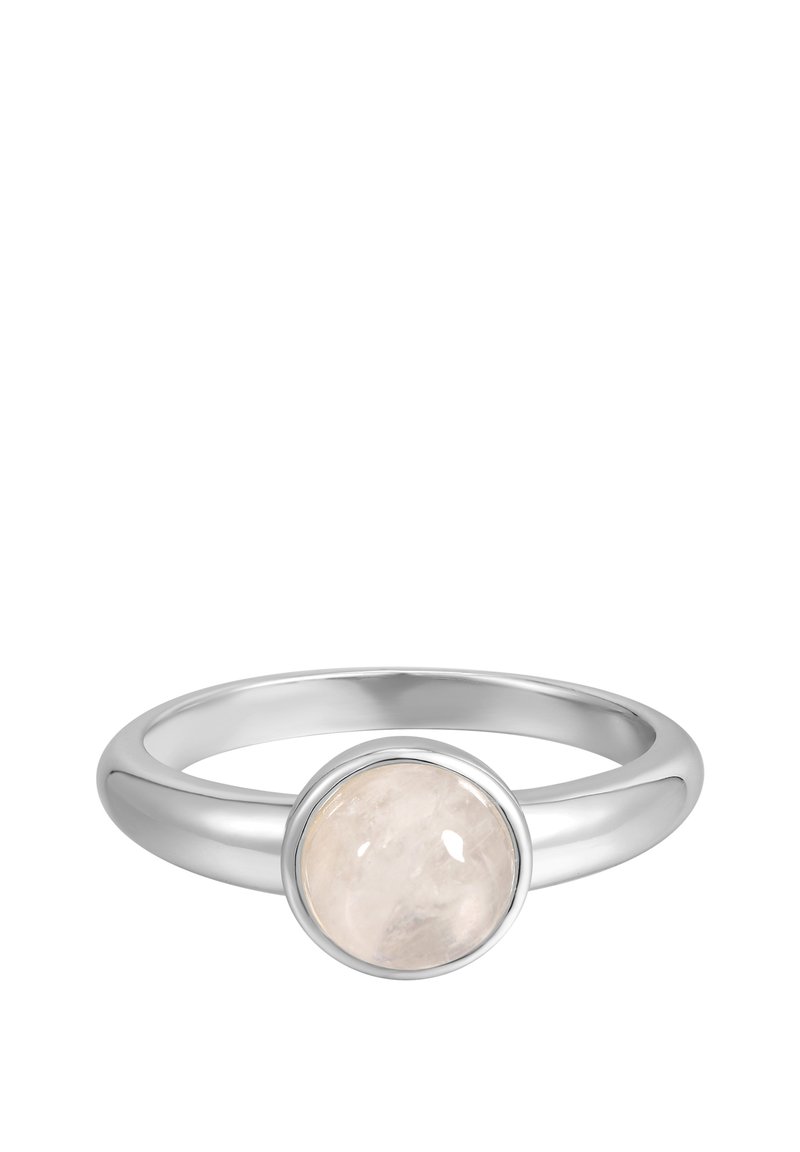 Srebrn prstan z gladkim, okroglim, svetlo rožnatim kamnom v nastavku. Pas je poliran in ima enoten, zaobljen oblik.