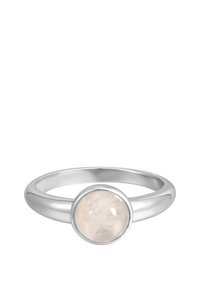 Srebrni prsten s okruglim, blijedim, prozirnim kamenom postavljenim u glatki okvir. Kopča je zaobljena i polirana za elegantan izgled.