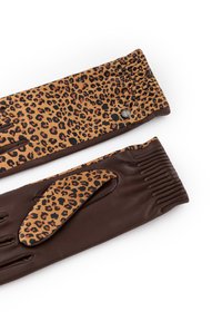 Guantes de cuero marrón con tela de estampado de leopardo en el dorso y el pulgar, con muñequeras elásticas y un pequeño emblema metálico.