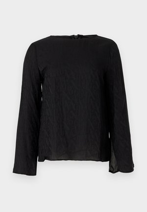 Črna majica z dolgimi rokavi, ki ima teksturiran dizajn s ponovljenimi črkami, okroglo ovratnico in odprtino v obliki ključavnice na hrbtni strani.