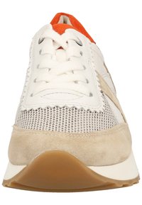 Les baskets présentent une tige en mesh avec des accents en daim beige et une semelle de couleur crème. La languette est orange avec des lacets blancs et des œillets argentés.