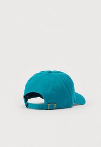 Τυρκουάζ βαμβακερό καπέλο με κυρτό γείσο και ρυθμιζόμενο λουράκι στο πίσω μέρος, με μεταλλική αγκράφα και κεντημένα αεραγωγούς για αερισμό.