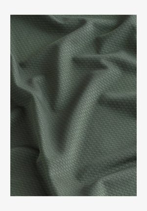 Teksturowana tkanina w ciemnozielonym kolorze z subtelnym wzorem geometrycznym, charakteryzująca się miękkim, falistym wyglądem i gładkim wykończeniem.