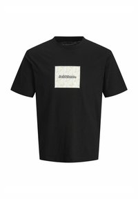 Sort kortærmet t-shirt med et cremefarvet kvadratisk patch med et dekorativt mønster og "Jack & Jones" tekst i midten. Lavet af bomuld.