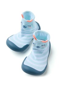 Chaussettes pour bébé bleu et blanc à rayures, avec une semelle en caoutchouc, arborant un design de visage, un haut arrondi et des accents d'oreilles orange.