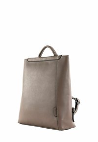 Sac à dos en cuir taupe doux, avec une forme rectangulaire structurée, une poignée supérieure, une bandoulière réglable et des détails de couture subtils.