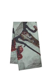 Mønstret tørklæde med en grå baggrund og et blomsterdesign af røde roser samt et mørkt kraniummotiv. Blød stoftekstur. Grundfarven er grå.