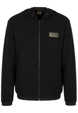 Felpa nera con zip realizzata in tessuto testurizzato, dotata di un logo frontale in oro, cappuccio regolabile con cordini e polsini e orlo a costine.