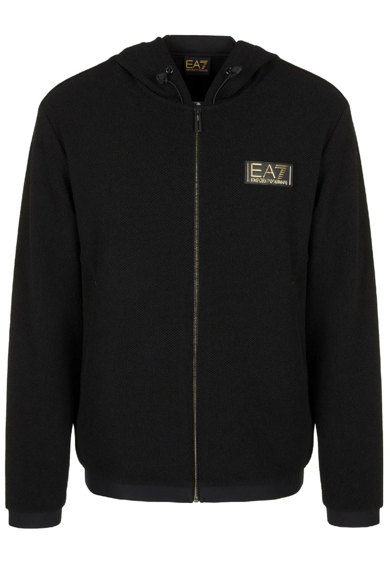 Felpa nera con zip realizzata in tessuto testurizzato, dotata di un logo frontale in oro, cappuccio regolabile con cordini e polsini e orlo a costine.