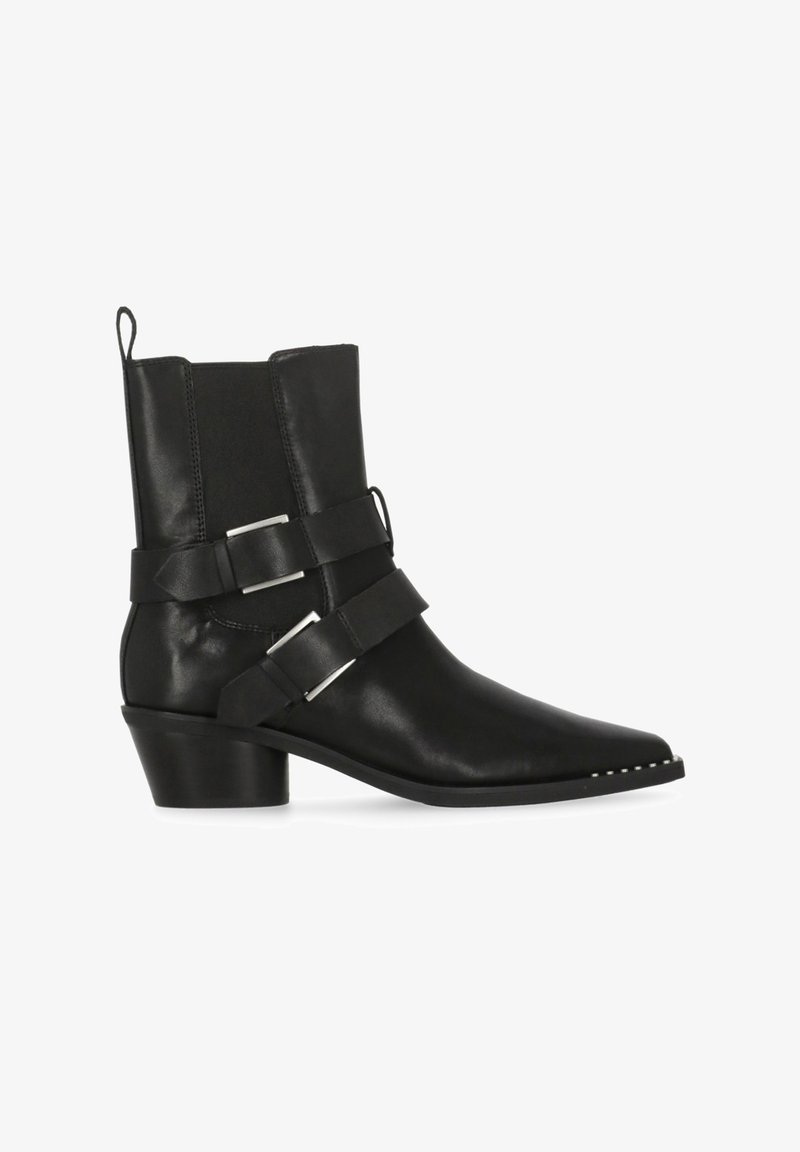 Stivaletto alla caviglia in pelle nera con punta appuntita, tacco basso e due cinturini decorativi con dettagli in argento. Texture liscia con accenti minimi.