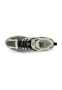 Chaussure de sport noire et grise avec tige en mesh, accents contrastants, lacets plats et une languette. Dispose d'un intérieur rembourré et d'une semelle à motifs.