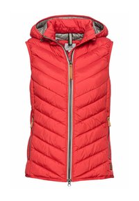 Rød polstret vest med hætte, lynlås fortil og horisontal quiltet design. Har kontrasterende grå foer og brune læderdetaljer.