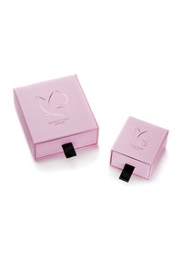 Deux boîtes à bijoux roses avec des languettes de tirage noires, ornées d'un logo papillon en relief et d'une finition brillante, l'une plus grande que l'autre.