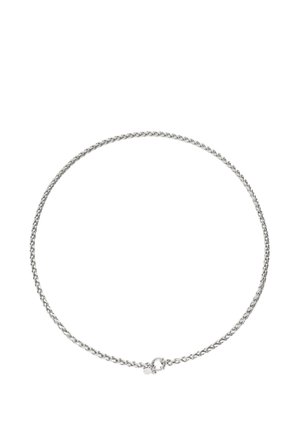 Collana a catena in corda intrecciata d'argento con chiusura a molla rotonda e due piccole targhette attaccate su sfondo bianco.