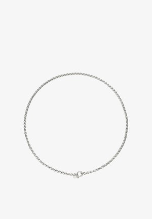 Collier chaîne torsadée en corde argentée avec un fermoir à ressort rond et deux petites étiquettes attachées sur fond blanc.