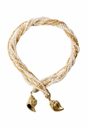 Collar de múltiples hilos con cuentas en crema y beige con dos colgantes de concha de mar dorados, uno de ellos con una pequeña gema incrustada.