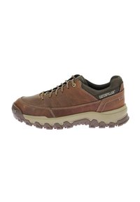 Zapatos de senderismo de cuero marrón con acentos verdes, parte superior texturizada, sistema de cordones y una suela de goma resistente para mayor tracción. Logotipo de la marca en el talón.
