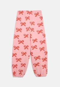 Rosa Sweatpants mit einem elastischen Bund und gerafften Bündchen, die ein sich wiederholendes Muster aus glänzenden roten Schleifen aufweisen. Weiche Stofftextur.