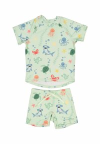 Tvådelad simset för barn med en ljusgrön bas, kortärmad topp och shorts, med tryckta marina livsformer i olika färger.